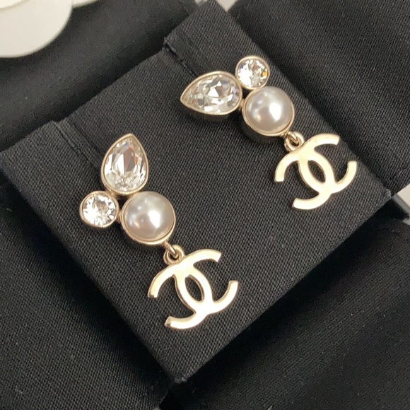 ❗️SOLD/TRADED❗️✨BRAND NEW Limited Edition CHANEL Pearl Crystal Earrings ✨ - Picture 3 of 11